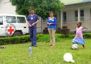 Hospital CBCA Ndosho en Goma. Chimène juega al fútbol, mientras la observan Claudia Ibarra López, delegada psicosocial, y Andrea Marelli, jefa de enfermería del programa de cirugía del CICR.