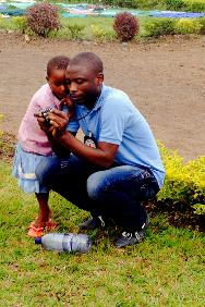 Hospital CBCA Ndosho en Goma. Chimène mira las fotos que le tomó Christian Katsuva, delegado de comunicación del CICR. 
