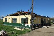 Giporlos. La Unidad de Salud Rural quedó destruida, al igual que sus materiales, luego del paso del tifón Yolanda. La instalación está siendo reparada con ayuda del CICR. Se prevé que estará lista dentro de 30 días. 