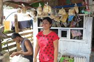 Barangay San Fernando, Basey. María Rabara y su marido Cholito en su sari-sari (almacén). Su principal medio de sustento, antes del tifón Yolanda, eran el cultivo de cocos y la pesca. 