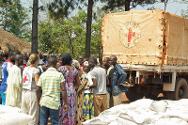 El CICR distribuye maíz, alubias, sal y aceite a más de 4.500 personas que se refugiaron en el Gran Seminario.