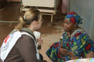 Una delegada del CICR habla con una familiar de un paciente que fue operado por el cirujano del CICR. Desde principios de enero, el equipo de cirugía del CICR opera todos los días en el hospital comunitario de Bangui.