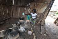 Ruth prepara la comida en una de las cocinas colectivas junto a la casa en la que ha vivido desde septiembre de 2011.A pesar de los desafíos que ha enfrentado desde su salida de Côte d'Ivoire, Ruth sigue sonriendo y conserva su buen humor y su energía. 
