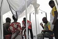 Voluntarios de la Cruz Roja de Sudán del Sur identificaron a esta mujer que sufre de cólera en el marco de la campaña de sensibilización que realizaron casa por casa.Sus dos hijos murieron a causa del cólera en los días previos. La Cruz Roja la llevó a un puesto donde se entregan sales de rehidratación oral, luego fue trasladada al hospital.