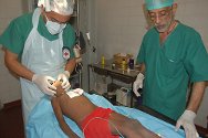 Dos heridos por armas acaban de ser operados con el apoyo quirúrgico del CICR en el quirófano del hospital de Abéché, la principal ciudad del este de Chad.