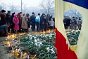 Bucarest. Deudos en una ceremonia de conmemoración de las víctimas de diciembre de 1989. En primer plano, una bandera de Rumania con el emblema de la República Socialista de Rumania arrancado.