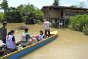 12)El norte de Tailandia ha sido gravemente afectado por las inundaciones. En la provincia de Tak, el CICR está ayudando a la Cruz Roja Tailandesa a entregar a las personas damnificadas paquees con artículos como alimentos no perecederos, linternas y repelente de mosquitos.