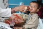Kandahar, hospital Mirwais. Una madre dando de beber agua a su hijo.