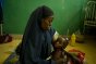 Mogadiscio. Unamujer y su hijo que padece desnutrición, en un hospital.