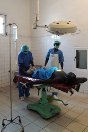 Sudán del Sur, estado del Nilo Superior, Malakal, hospital regional. Un paciente, que ha sufrido una fractura compleja en una pierna tras un accidente, es atendido por cirujanos.