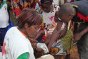 Goleu Bloc, Blolequin Norte, Guiglo, Côte d'Ivoire. Voluntarios de la Cruz Roja de Côte d'Ivoire dirigen las clínicas de salud móviles. Estas clínicas son las únicas que prestan atención de salud para miles de personas.