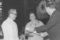 Filipinas, 1977. Entrega de la Medalla Florence Nightingale. La Srta. Juana Bactat, galardonada con la Medalla Florence Nightingale junto con elteniente coronel Saula R. Magdaraog, recibe su premio.