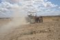 Galgaduud, Somalia. El CICR entrega semillas y herramientas a los agricultores durante la época de siembra y alquila tractores para ayudarles a surcar la tierra.