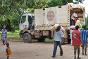 Wangarang, Casamance, Senegal. Jóvenes de la aldea de Wangarang y voluntarios de la Cruz Roja Senegalesa descargan los camiones. En total, se movilizaron 40 colaboradores del CICR y 65 voluntarios de la Cruz Roja Senegalesa para realizar las distribuciones.