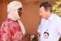 Niamey, Níger. Puesto de distribución de alimentos del CICR y la Cruz Roja de Níger para refugiados malienses. El presidente del CICR, Peter Maurer, habla con un refugiado maliense que ha recibido asistencia de emergencia del CICR y de la Cruz Roja de Níger.