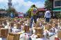 Los colaboradores del CICR y de la Cruz Roja de Filipinas preparan paquetes con la mitad de los alimentos que necesitarán para el próximo mes unas 1.000 familias desplazadas por los enfrentamientos. 