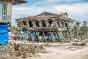 Balangkayan, isla de Samar. Una casa de madera en ruinas parece estar a punto de derrumbarse. El CICR distribuye asistencia alimentaria a las personas más afectadas por la catástrofe a lo largo de la costa.