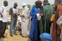 Los colaboradores de la Cruz Roja Maliense, el CICR y las autoridades locales verifican las listas de distribución.