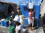 2007. Los residentes de Cité Soleil vienen a aprovisionarse de agua en una de las fuentes rehabilitadas por el CICR.