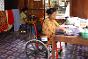Camboya, 2008. Mujer discapacitada a raíz de un accidente causado por una mina antipersonal. Gracias al programa de microcréditos de la Cruz Roja de Camboya, ha podido abrir un pequeño comercio de costura que le permite cubrir sus gastos básicos. 