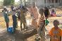 Chad, Moundou, marzo de 2014. Los niños se reúnen en torno a un punto de distribución de agua en el campamento de tránsito de Moundou, donde trabajan los voluntarios de la Cruz Roja de Chad. La Sociedad Nacional también ayuda a construir refugios en Zafaye y supervisa las condiciones de saneamiento en los campamentos.