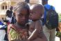 Chad, Moundou, febrero de 2014. Una niña y su hermana, en el campamento de tránsito de Moundou. 