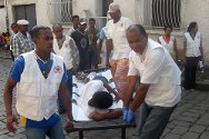 Madagascar. Voluntarios de la Cruz Roja Malgache trasladan a una víctima a un puesto de primeros auxilios.