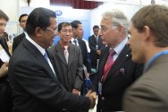 Le vice-président du CICR, Olivier Vodoz, et le premier ministre cambodgien se serrent la main à l'ouverture de la 11e réunion des États parties à la Convention sur l'interdiction des mines antipersonnel.