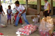 Municipalité de Toribio, Cauca. Le CICR distribue de la nourriture et des articles ménagers aux civils touchés par le conflit. 