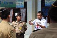 Prison Labuhan Deli à Medan, nord de Sumatra, Indonésie. P. Saragih, chef de la sécurité à la prison, et un spécialiste du CICR dans le domaine de l'eau et de l'assainissement informent les membres du personnel pénitentiaire du programme de traitement de la gale.