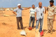Sud-ouest de Syrte, Libye. Des délégués du CICR inspectent un emplacement où des corps ont été trouvés, notent les cordonnées du site et expliquent aux forces présentes sur le terrain comment prendre en charge correctement les dépouilles.