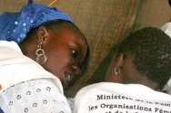 Touba, Sénégal. Une volontaire réconfort une jeune fille perdue.