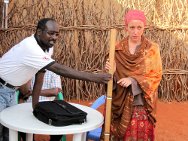 Hilary Floate, nutritionniste du CICR pour la Somalie (à droite). Programme ambulatoire d’alimentation thérapeutique à Abudwaq, région du Galgaduud, août 2011