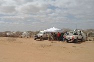 Camp de réfugiés de Dadaab, au Kenya. L’équipe mobile de recherches CICR / Croix-Rouge du Kenya. 