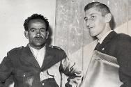 1959. Ksar Tir. Pierre Gaillard avec un prisonnier que vient d'être libéré sous les auspices du CICR. 