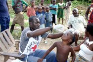 Côte d'Ivoire. Région du Moyen Cavally. Un enfant est vacciné contre la poliomyélite au cours d'un programme de vaccination de rattrapage réalisé par le CICR​​.