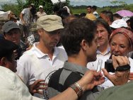 Dans une zone rurale du département rural du Caqueta, le journaliste français Roméo Langlois est reçu par une mission humanitaire dont font aussi partie les délégués du CICR. Ceci représente l'aboutissement d'un mois de travail pour le CICR comme intermédiaire neutre entre les parties au conflit.