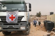 Sabha, Libye. Le CICR a été la première organisation à pouvoir se rendre à Tayouri, un faubourg de Sabha, où il a acheminé de l’eau potable par camion le 1er avril 2012. Le camion a été mis à disposition par la Société des eaux et de l’assainissement de Sabha.