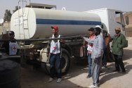 Sabha, Libye. Le CICR remplit des réservoirs d’eau potable.