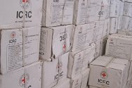 Bani Walid, Libye. Des colis de secours d’urgence attendent d’être distribués par une organisation locale aux personnes déplacées installées dans la ville et ses environs.
