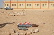Bani Walid, Libye. Une bombe non explosée gît par terre, près d’une école. L’équipe du CICR l’a signalisée en attendant de l’enlever.