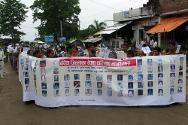 Gulariya, district de Bardia. Les familles des personnes disparues ont défilé lors d'une manifestation conduite par une association de victimes du conflit (Conflict Victim Committee – CVC), portant une grande banderole présentant des photos des personnes disparues dans le district de Bardia.