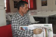 Le commandant à la retraite Gunja Karki peut lire son journal et écrire sans l’aide de personne, depuis que le CICR l’a appareillé d’une prothèse du bras droit. 