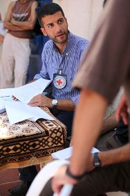 Un délégué s'entretient avec un détenu lors d'une visite du CICR centre de détention de Ramon, en Israel.