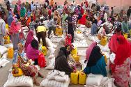 Mogadiscio, Somalie. Distribution de rations alimentaires de base par le CICR à des personnes particulièrement vulnérables.