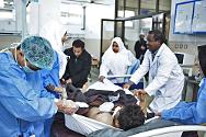 Hôpital Al Jalaa, Benghazi, Libye, 27 février 2011. Des médecins et des infirmières libyens traitent un patient en salle de traumatologie.