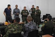 Des policiers colombiens et brésiliens pratiquent un exercice pendant un cours donné par un instructeur péruvien.