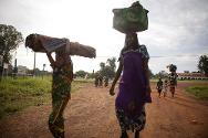 Bossangoa, dans la région d'Ouham. Des personnes fuyant le village de Gbakota arrivent dans un camp après avoir marché 50 km dans la jungle.