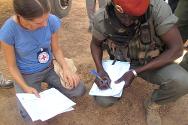Aérodrome de Sam Ouandja. Signature de certificats de remise des otages entre le CICR et le groupe armé Séléka.
