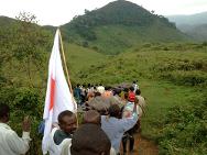 Sud-Kivu. Trois adultes sur quatre on dû être transportés sur des brancards et tous les enfants sur le dos des volontaires.